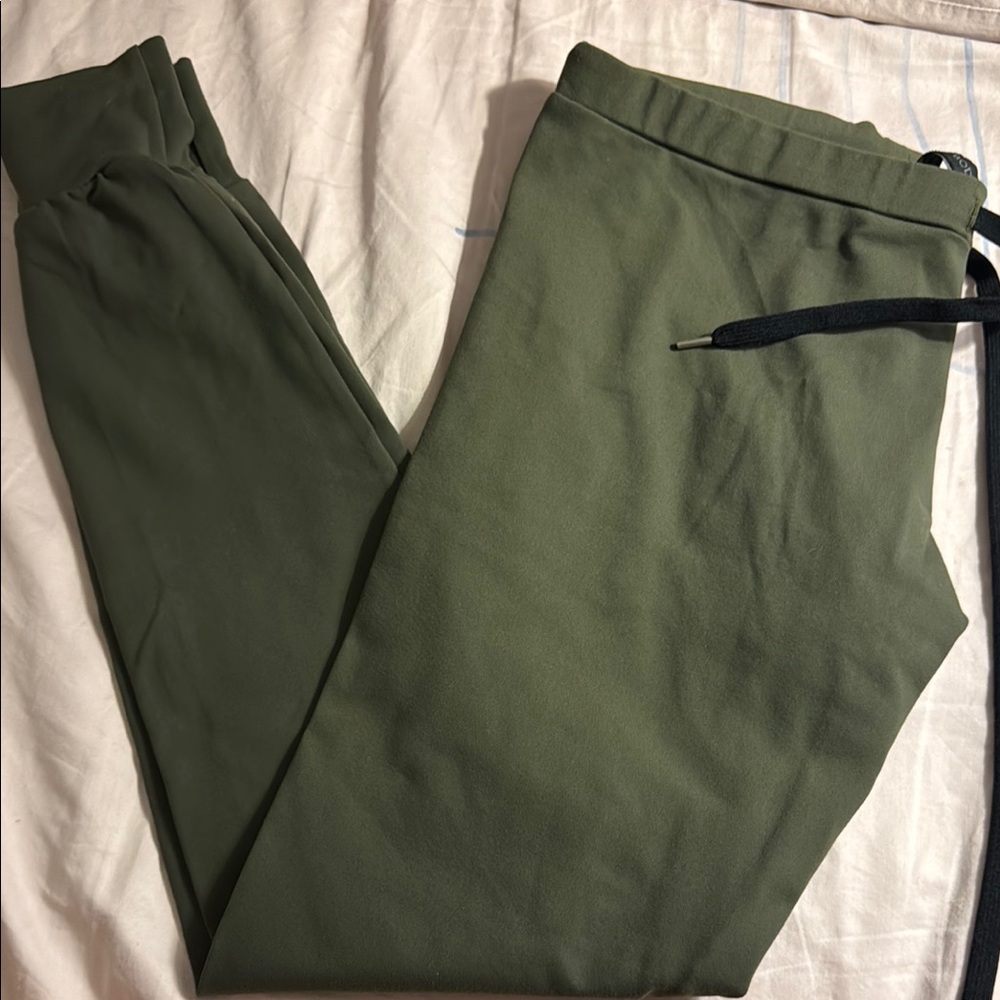 Indah Green Leggings with Modern Athleisure Style